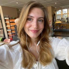 Serena, Babysitter in Den Haag