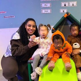 Shariviene, Babysitter in Rotterdam