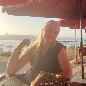 Iza, Babysitter in Schagen