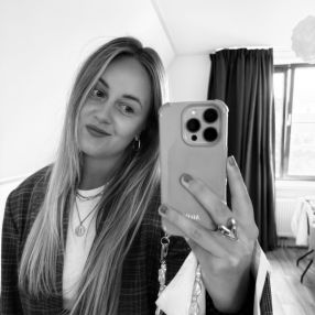 Hilly, Babysitter in Kollum