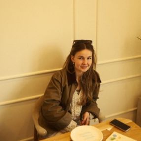 Jette Marit, Babysitter in Hoevelaken