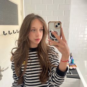 Kira, Oppas in Laren