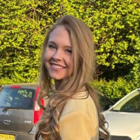 Julia, Babysitter in De Meern