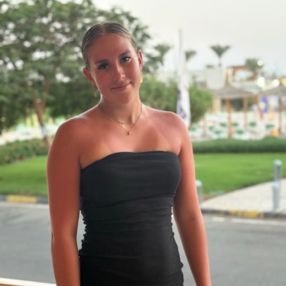 Dyenna, Babysitter in Duiven