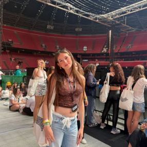 Benthe, Babysitter in Schagen