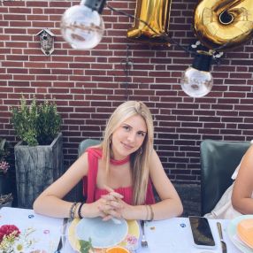 Zarah, Babysitter in Uden