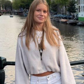 Valentina, Oppas in Angeren