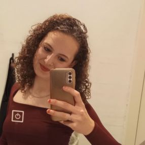 Eline, Babysitter in Nijeveen