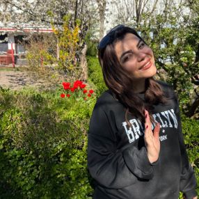 Mozhdeh, Oppas in Hilversum