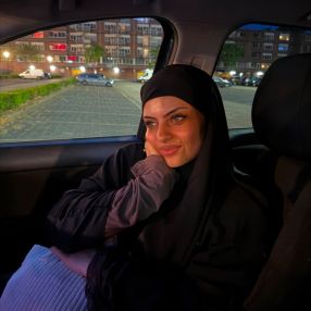 Nur, Babysitter in Hoogvliet