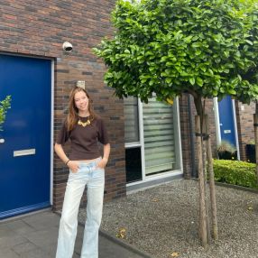 Liv, Oppas in Roelofarendsveen