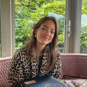 Julie, Oppas in Beneden-Leeuwen