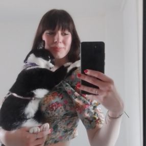 Liva, Babysitter in Neede