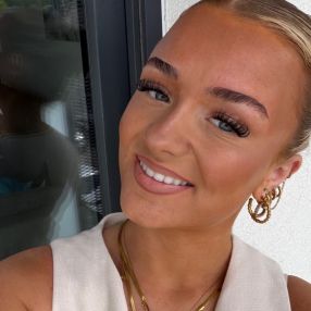 Kiara, Babysitter in Rijen