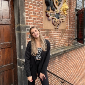 Loïs, Oppas in Lienden