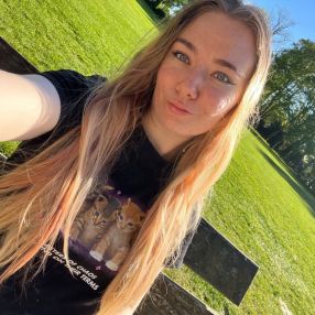 Odette Moni, Oppas in Enschede