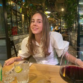 Jasmijn, Babysitter in Lunteren