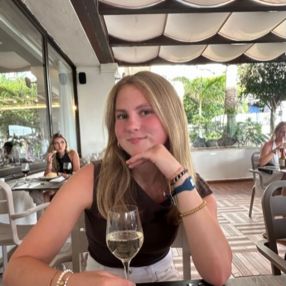 Loes, Oppas in Rijssen