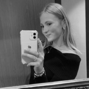 Loes, Oppas in Rijssen