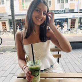 Anjali, Oppas in Strijen