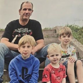 Dennis, Gezin in Almelo