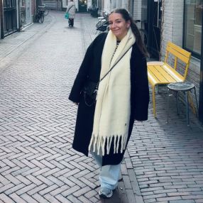 Nele, Oppas in Panningen