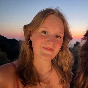 Anouk, Babysitter in Goor