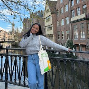 Kevine, Oppas in Den Haag
