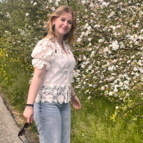 Iris, Oppas in Venlo