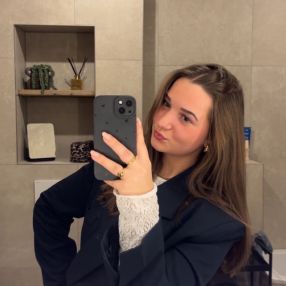 Anouk, Babysitter in Heino