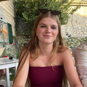 Emma, Babysitter in Nieuwleusen