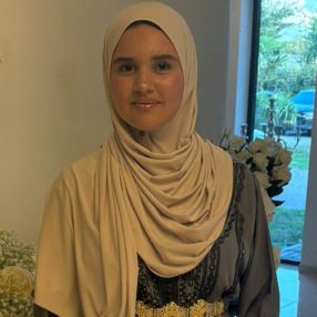 Youssra, Oppas in Emmeloord