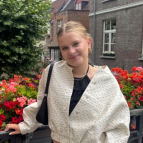 Nienke, Babysitter in De Meern