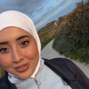 Esma, Oppas in Den Haag