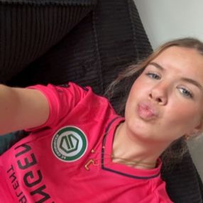 Janine, Babysitter in Vries