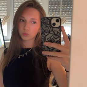 Iza, Babysitter in Sprundel