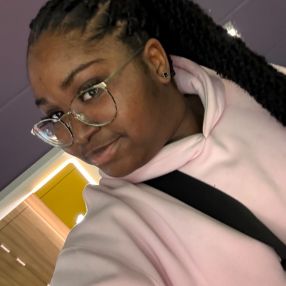 Ewura, Babysitter in Badhoevedorp