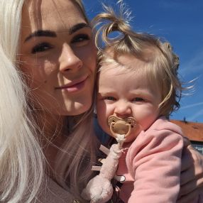 Kira, Gezin in Almelo