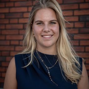 Marlou, Babysitter in Zuidland