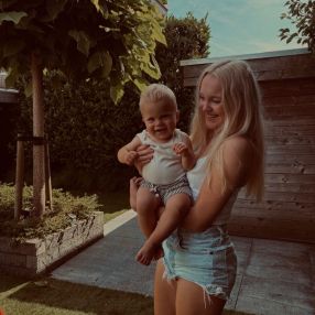 Nina, Babysitter in Kapelle