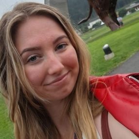 Julia, Oppas in Roelofarendsveen