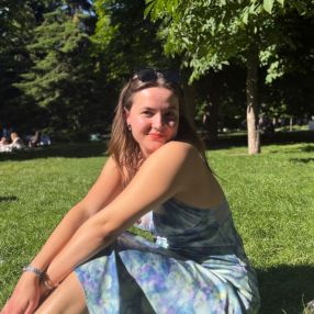 Tess, Babysitter in Castricum