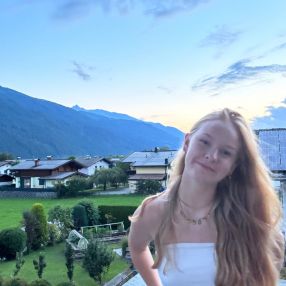 Evi, Babysitter in Zetten