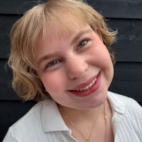 Naomi, Babysitter in Joure