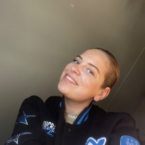 Esmee, Oppas in Helmond