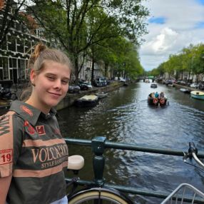 Amber, Oppas in Nieuwerkerk