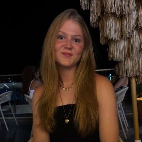 Benthe, Babysitter in Putten