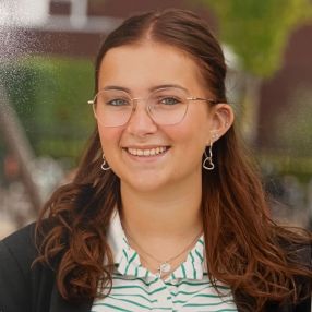 Esmeé, Oppas in Den Bosch