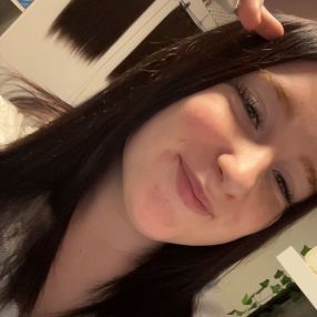 Demi, Babysitter in Neerkant