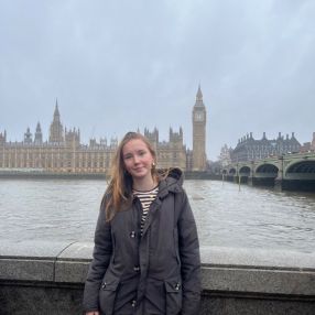 Elin, Babysitter in Limmen